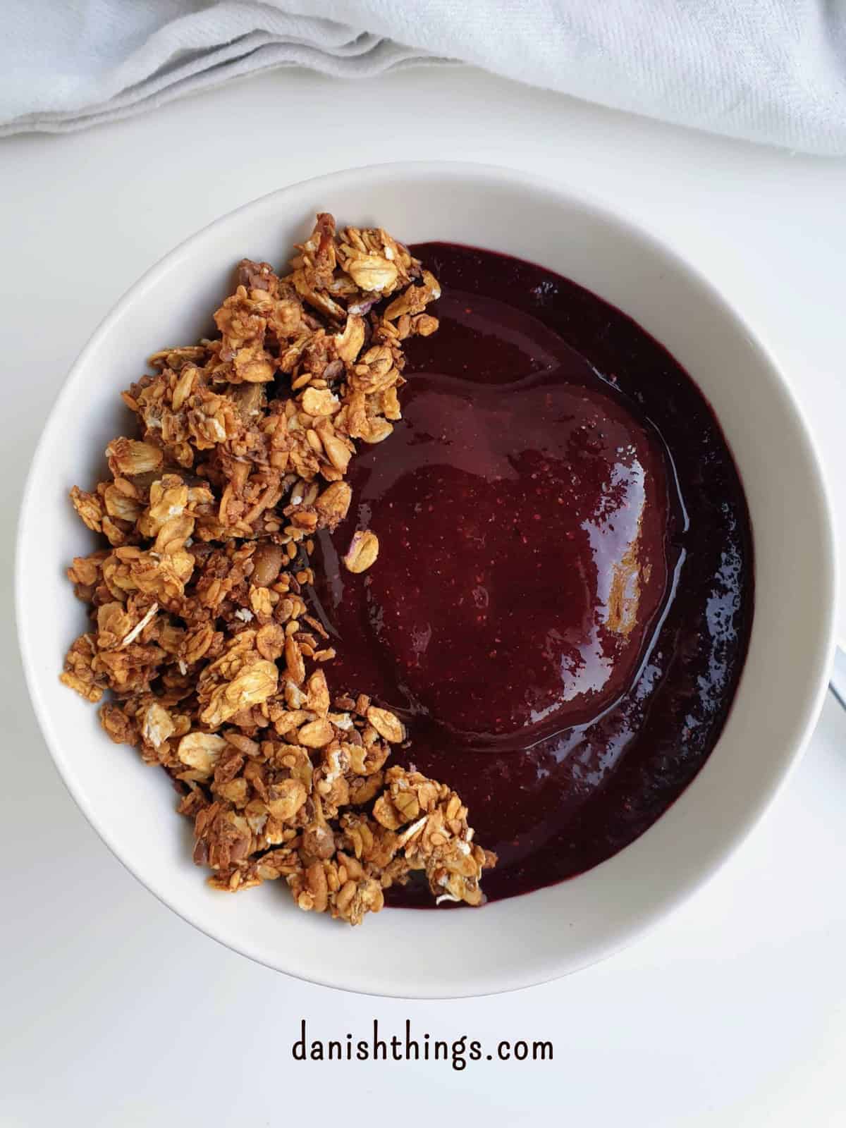 Sprød hverdagsgranola sødet med banan - granola uden tilsat sukker Blåbærsmoothiebowl med sprød hverdagsgranola. Brug granola sødet med banan som crunchy topping på din smoothiebowl, yoghurt eller grød. Få opskriften på hverdagsgranola uden tilsat sukker på danishthings.com © Christel Parby #DanishThings #granola #smoothiebowl #blåbær #morgenmad #udentilsatsukker