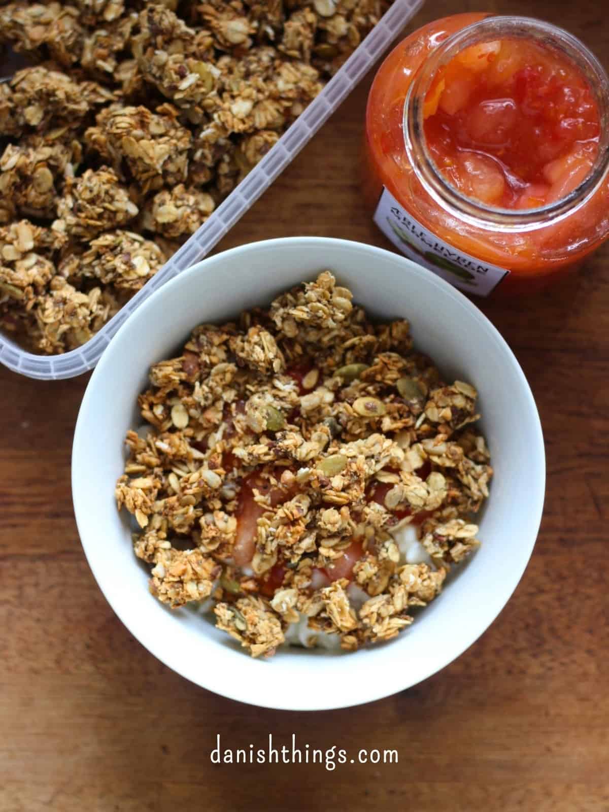 Sprød hverdagsgranola sødet med banan - granola uden tilsat sukker Hytteost toppet med sprød hverdagsgranola og lidt marmelade. Lav hverdagsgranola sødet med banan og brug den til morgenmad, snack eller som crunchy topping. Få opskriften på danishthings.com © Christel Parby #DanishThings #granola #hverdagsgranola #banan #hytteost #morgenmad